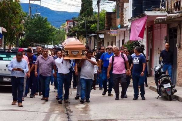 Sepultan a subsecretario de Evelyn; claman '¡Justicia!'
