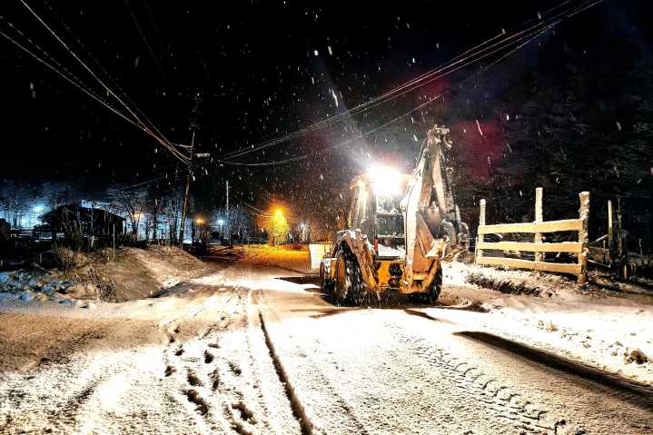 Operativo Invierno: personal y maquinaria del Municipio de Ushuaia trabajan en toda la ciudad