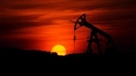 Trump prometió un ‘boom’ petrolero, pero hay recortes y caída de producción