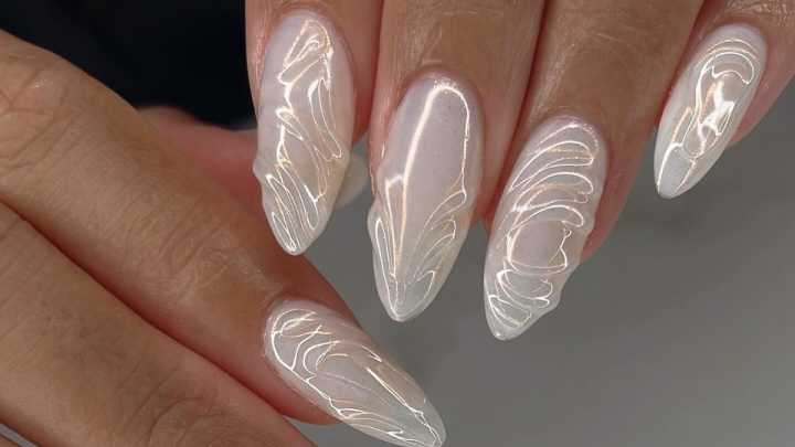 Uñas con relieve: la tendencia de otoño que estiliza y aporta sofisticación a las manos, especialmente a los 40