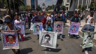 Normalistas protestan en la SRE; exigen extradición de Tomás Zerón