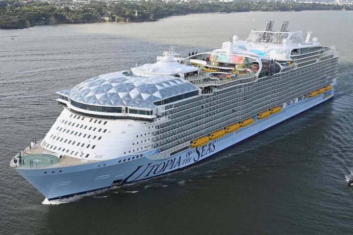 Royal Caribbean Experiences 2nd Broken Glass Incident in 2 Months After Panel Shatters on Utopia of the Seas