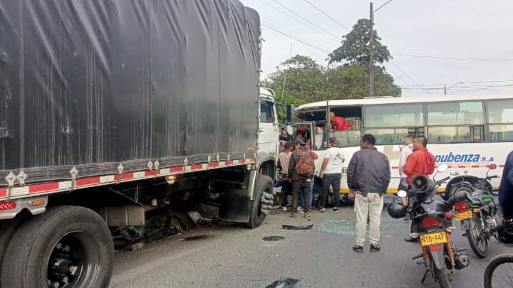 Conductor de una buseta quedó atrapado tras chocar contra un camión en Popayán; así fue el rescate