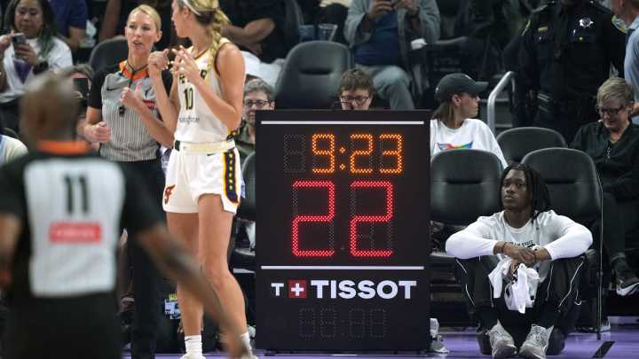 Indiana Fever-Golden State Valkyries: Shot clock issues delays game