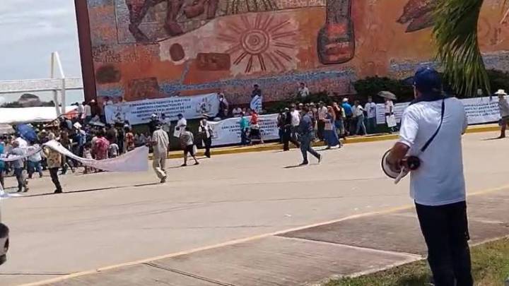 Se manifiestan también familiares de personas desaparecidas en informe de Sheinbaum en Mazatlán