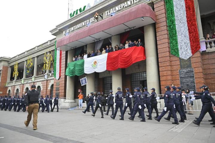ACUDEN CIENTOS DE VECINAS Y VECINOS AL TRADICIONAL DESFILE CÍVICO MILITAR EN TLALNEPANTLA