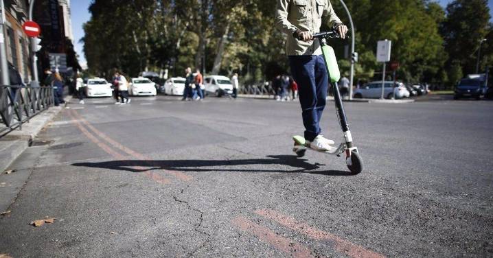 Conduce ebrio un vehículo de movilidad personal y atropella a una pareja de personas mayores