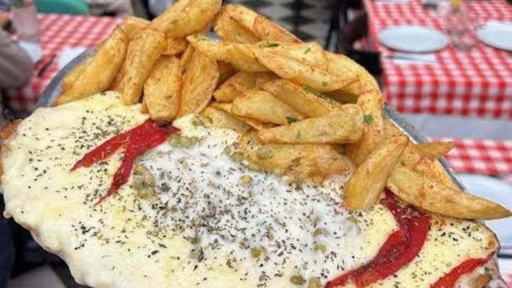 Los dos bodegones de Buenos Aires que preparan un matambre a la pizza que no te podés perder