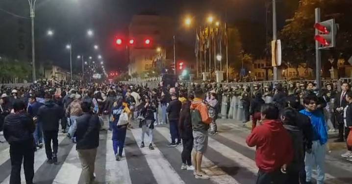 'Generación Z': Manifestantes llegan a los exteriores del Congreso en el cuarto día de protestas