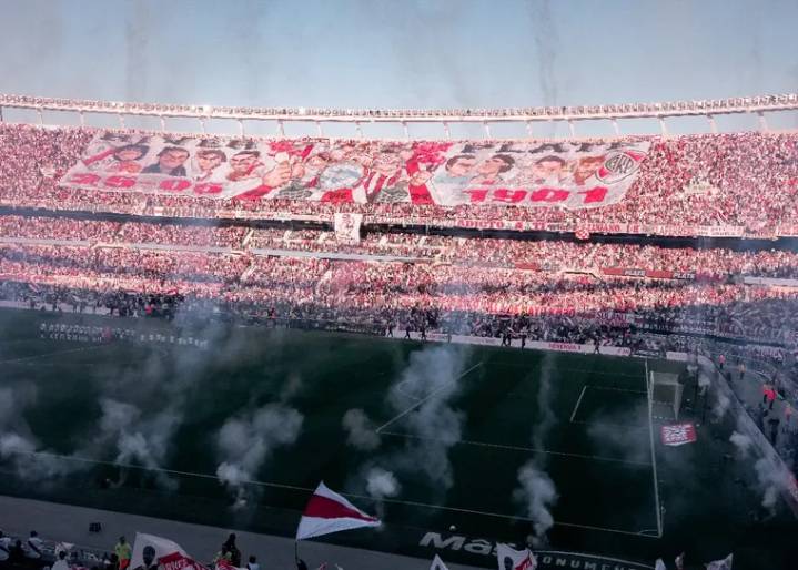 Silbidos y canciones picantes: El Monumental explotó contra los jugadores de River tras la eliminación