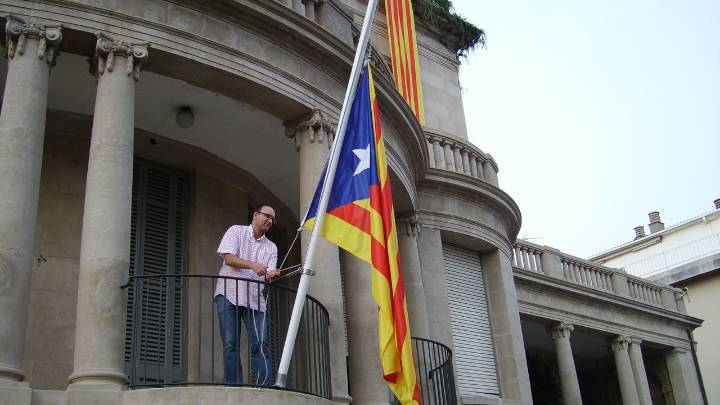 Vídeo: crecen las retiradas de "estelades" independentistas de los ayuntamientos en Cataluña