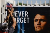Ultraconservadores de EE.UU. despedirán a Charlie Kirk entre ataques a la...
