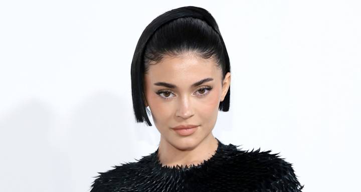 Kylie Jenner Recreates Her Viral ‘Rise & Shine’ Moment With Son Aire – Watch Now! 