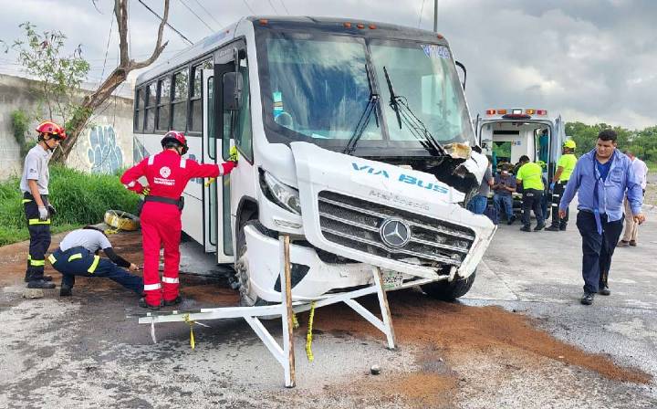 Choque frontal entre transporte de personal y camioneta deja varios lesionados al norte de Monterrey