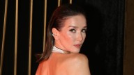 Guantes cherry y lentes de sol: Natalia Oreiro brilló con un vestido de satén en los Martín Fierro 2025