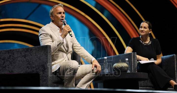 Leer más libros y ver más documentales, recomienda Kevin Costner a los jóvenes
