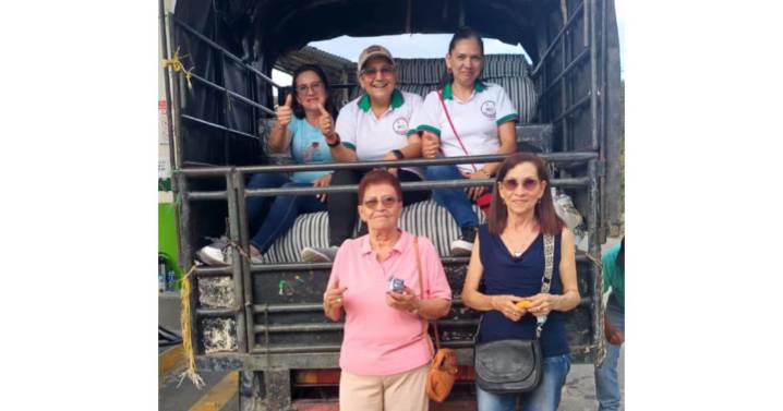La caldense que une a 118 personas para regalar sonrisas y mercados en su pueblo