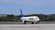 Un niño de 13 años se cuela en un avión por curiosidad y vuela dos horas sin billete ni supervisión: lo encuentran caminando por la pista
