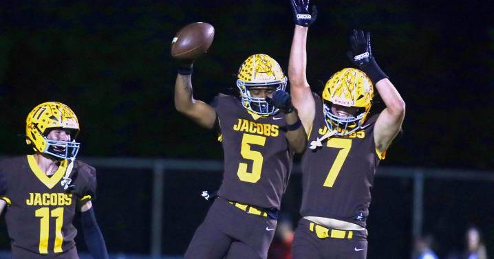 Caden DuMelle, timely plays lift Jacobs past Huntley in FVC action