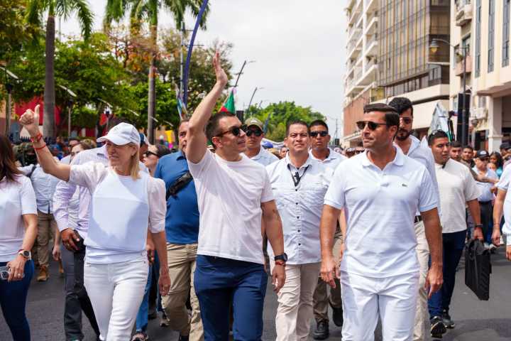 Miles de personas acompañan al presidente de Ecuador en marcha por "la paz y la justicia"