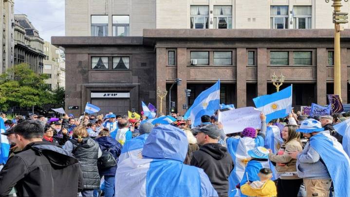 Escueta reunión de libertarios en Plaza de Mayo en apoyo del Gobierno