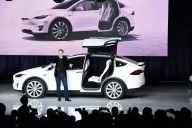 Compra Musk acciones de Tesla por mil mdd