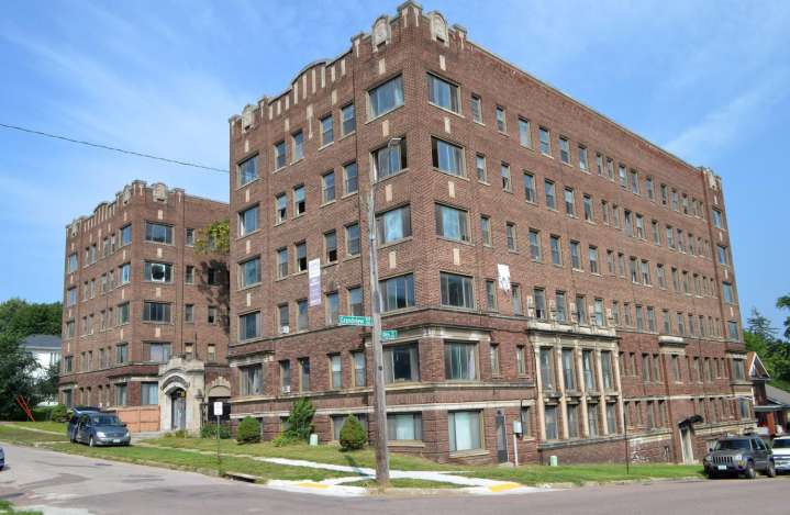 Sioux City residents scramble to find new housing after apartment building is red tagged