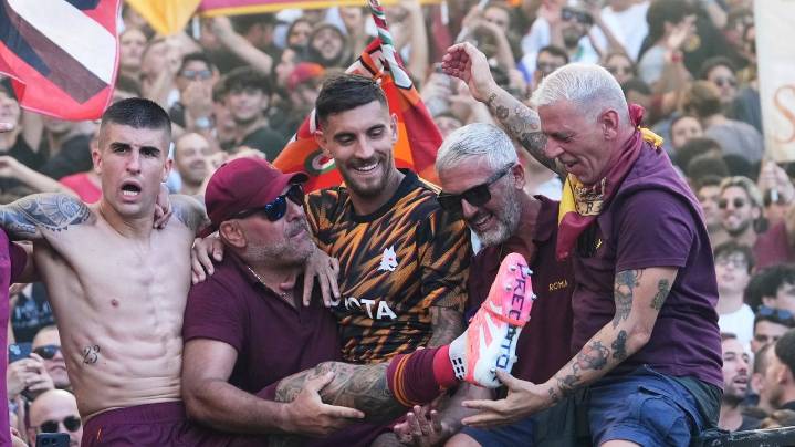 Homegrown Pellegrini scores derby winner after being stripped of Roma's captaincy