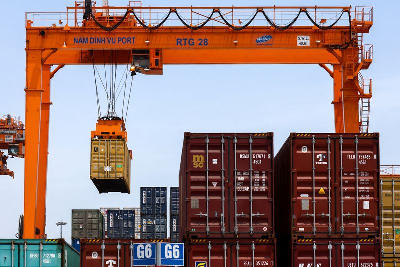 Vietnam Aug exports keep strong, PM warns of mounting inflation pressure
