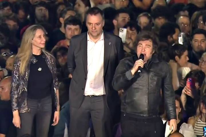 La polémica por Andis. Milei arrancó la campaña en Córdoba y con Karina al lado dijo que los audios fueron hechos con IA