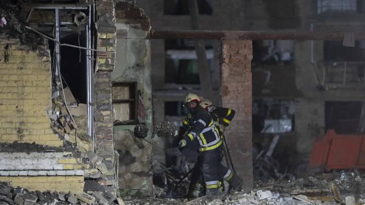 Rusia ataca la sede del Gobierno de Ucrania en un bombardeo que deja al menos dos muertos en Kiev