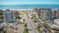 Cuánto costará alquilar una carpa y una sombrilla en Pinamar en el verano 2026: precios actualizados