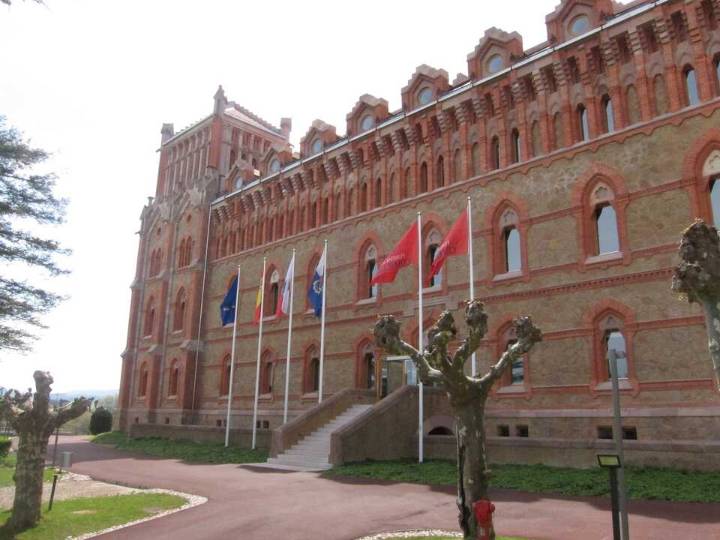 Muere un figurante tras tropezar y caer en el rodaje de la película de Los Javis en Comillas
