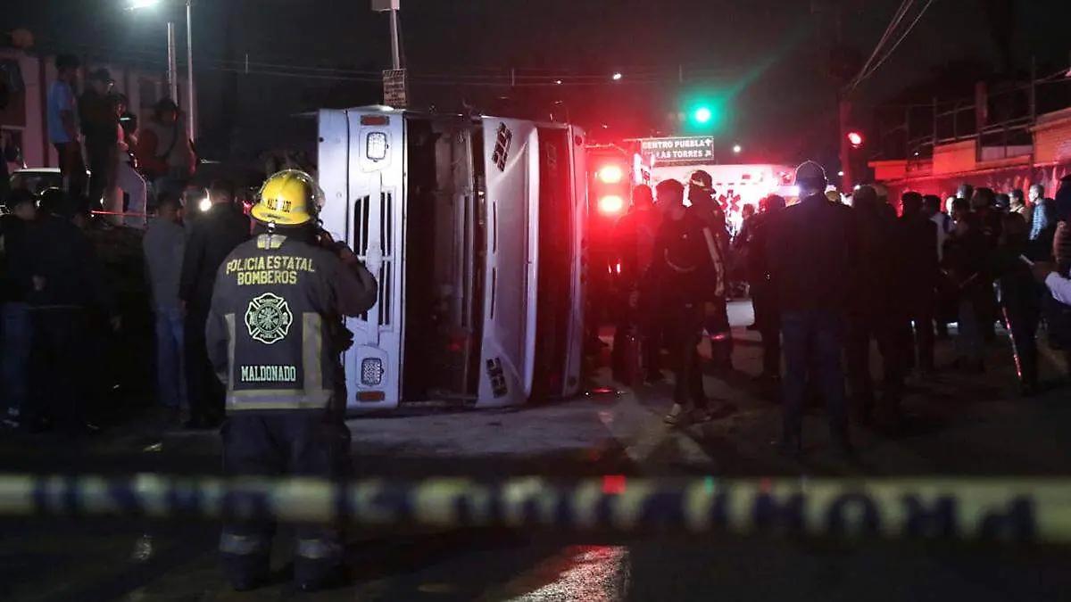 Vuelca unidad de la Ruta 52 sobre el Bulevar Xonacatepec y deja 30 heridos en Amalucan