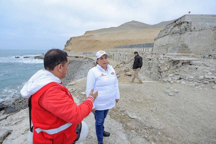 Presidenta evalúa la construcción del penal de la isla El Frontón