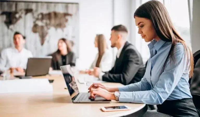 Estudie gratis y reciba pago: Foundever y el Sena tienen 30 cupos para cursar Técnica en Contact Center