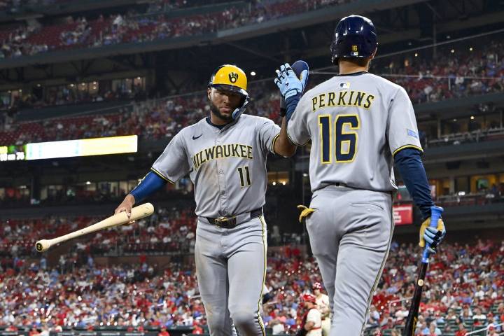 Deadspin | NL Central title in sight as Brewers conclude set vs. Cardinals