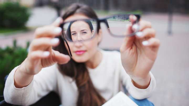 El método infalible que usan en las ópticas para limpiar las gafas: por qué el paño de microfibra no funciona
