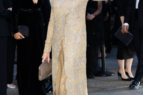 Eugenia Silva rinde el mejor homenaje a Armani (con pantalones y zapatos planos)