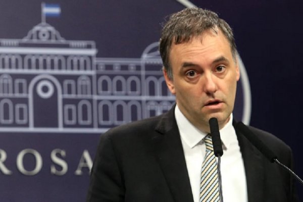 Adorni anunció que el Gobierno denunció ante la Justicia una operación de inteligencia ilegal pero no pudo desmentir los audios