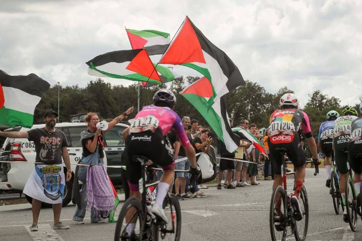 Ciclistas amagan con abandonar la Vuelta si protestas interrumpen la carrera