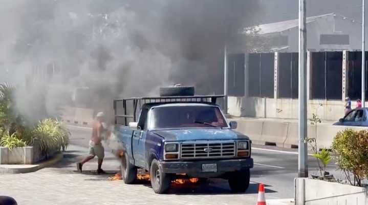 Se prende en llamas una Pick Up frente a la plaza Vargas