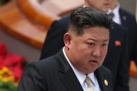 Kim y el representante de Seúl se saludan en el desfile de Pekín pese a tensiones