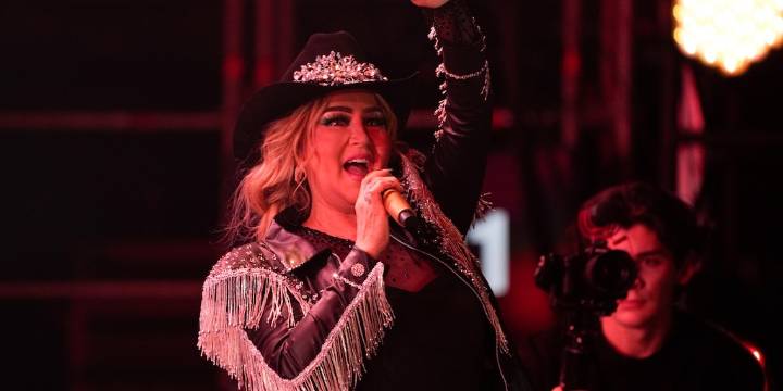 Acusan a Alicia Villarreal de apropiarse de la canción “Te quedó grande la yegua”, uno de sus más grandes éxitos