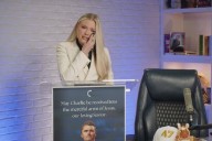 La mujer de Charlie Kirk promete seguir con su legado tras su asesinato: «Llevará la corona de mártir»
