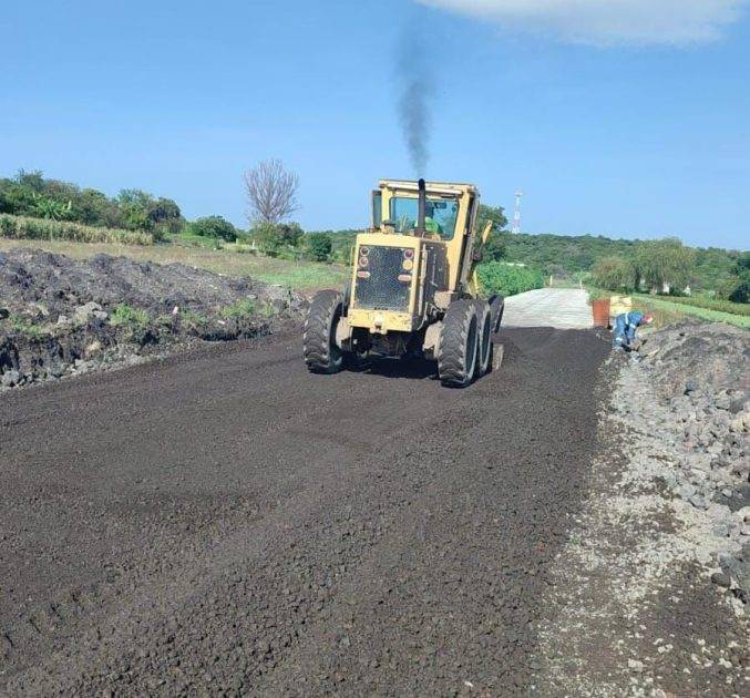 75 por ciento de avance en la pavimentación del camino de acceso...