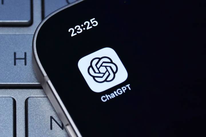 OpenAI suma controles parentales. ChatGPT avisará cuando los menores tengan charlas riesgosas con la IA