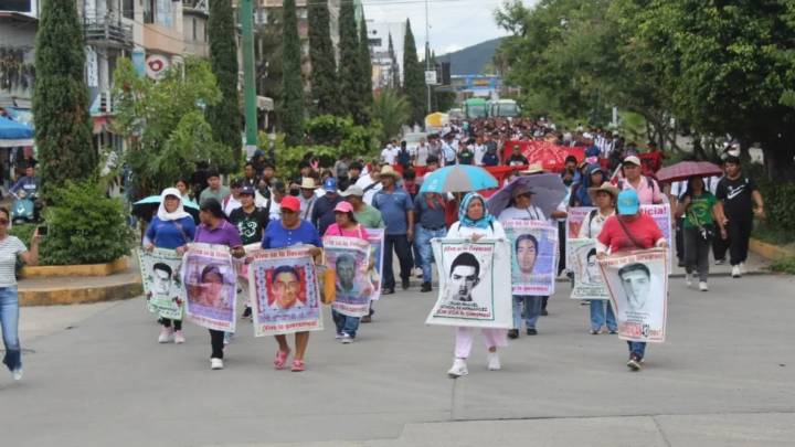 Protestan en Chilpancingo por normalistas de Ayotzinapa