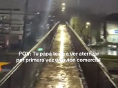 Con lluvia y a la distancia, un padre presencia el primer aterrizaje de su hija como piloto