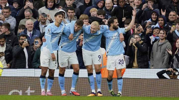 El Manchester City castiga 3-0 al United en el clásico de la ciudad